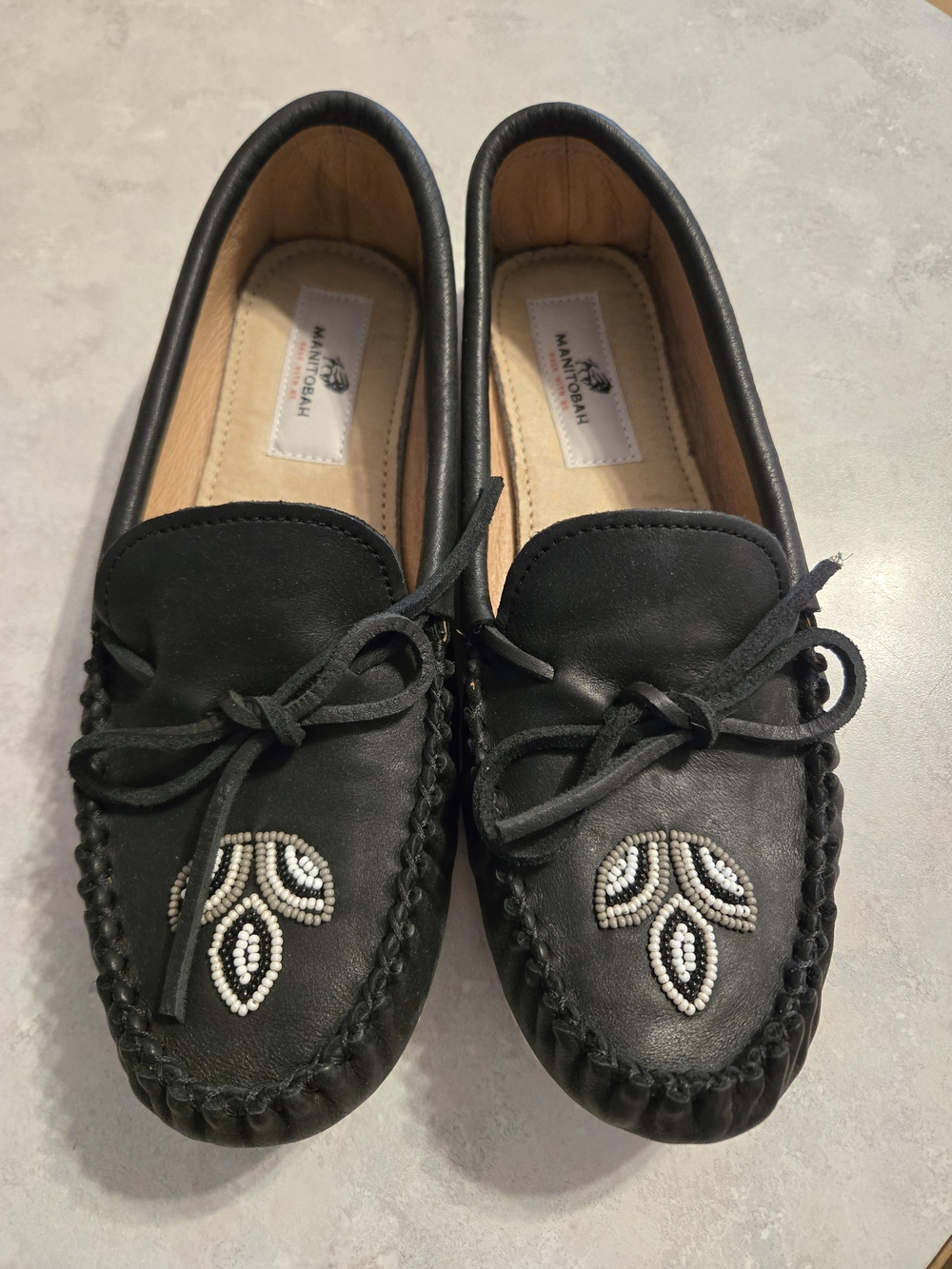 Manitobah Black Leather Beaded Kayak Moccasins Size 10